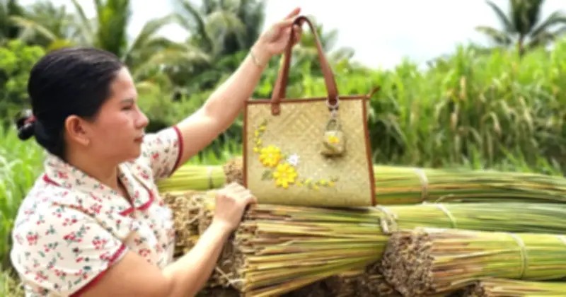 Người phụ nữ miền Tây biến cỏ bàng thành túi xách thời trang cao cấp