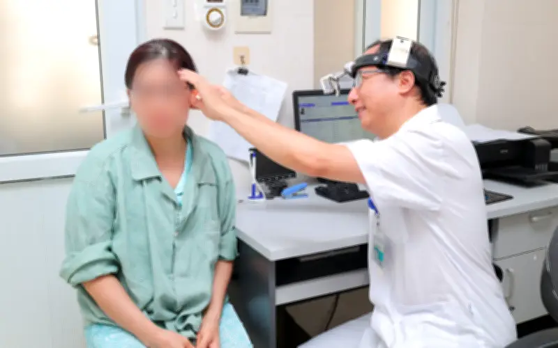 Người phụ nữ nghe kém suốt 2 năm, bác sĩ phát hiện xương nhỏ nhất cơ thể bị động cứng