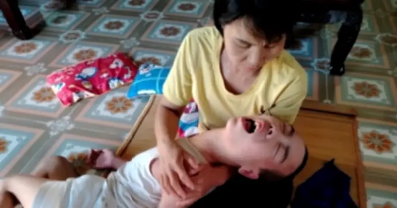 Người phụ nữ nghèo 16 năm chăm con mắc bệnh lạ chỉ mong nghe tiếng 'mẹ ơi'