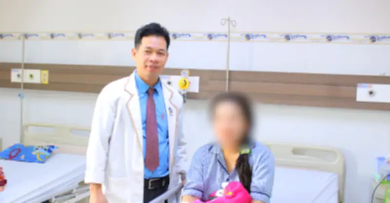Người phụ nữ sốc khi phát hiện soi kem dài 18cm trong phổi sau va vào cây