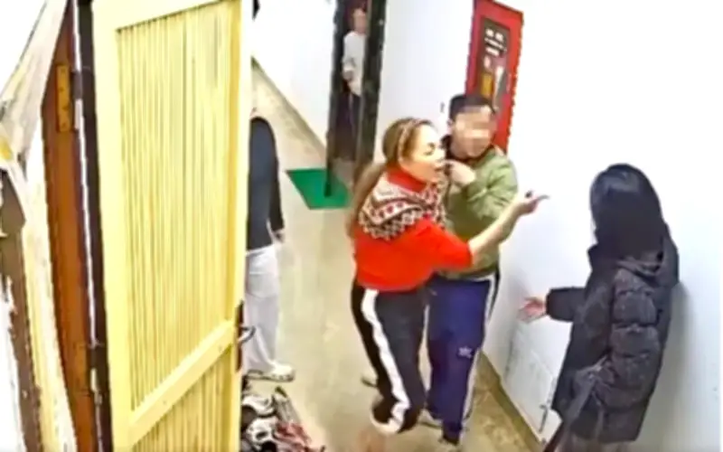 Người phụ nữ tóm tóc hàng xóm đánh tới tấp vì cho rằng nạn nhân xúc phạm con trai mình