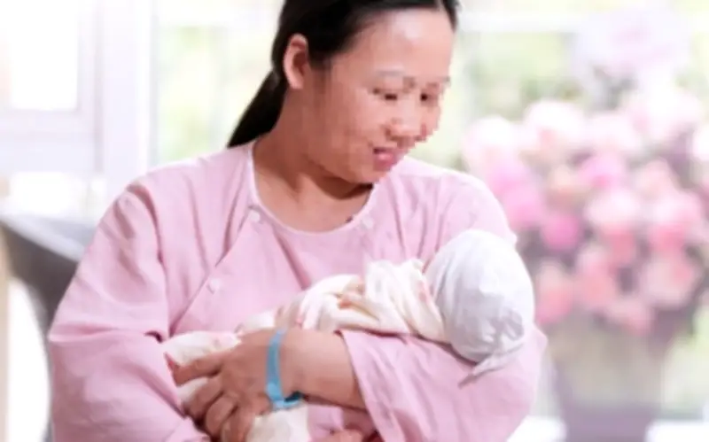 Người phụ nữ U50 bất ngờ mang thai sau 18 năm vô sinh
