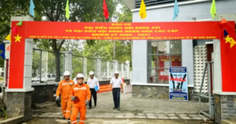 Người thợ điện thầm lặng: Giữ dòng điện ổn định cho cuộc sống