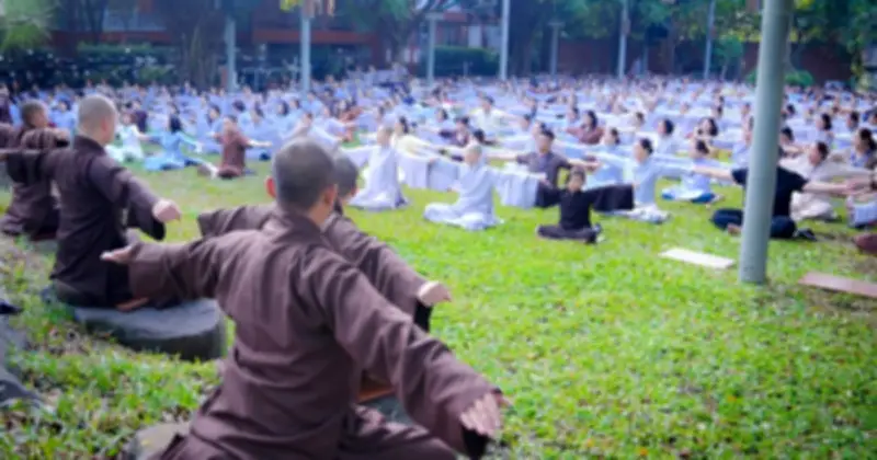 Người trẻ tìm đến chùa giữa mùa Phật đản để tìm sự bình an nội tâm