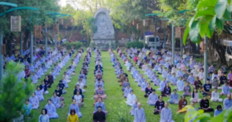 Người trẻ tìm đến chùa trong mùa Phật đản để tìm bình an giữa áp lực cuộc sống