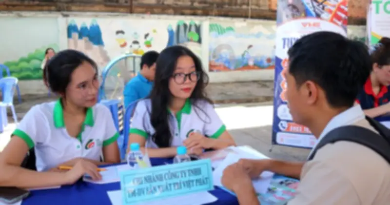 Người trẻ đổ xô tìm việc tại sàn giao dịch việc làm TP.HCM