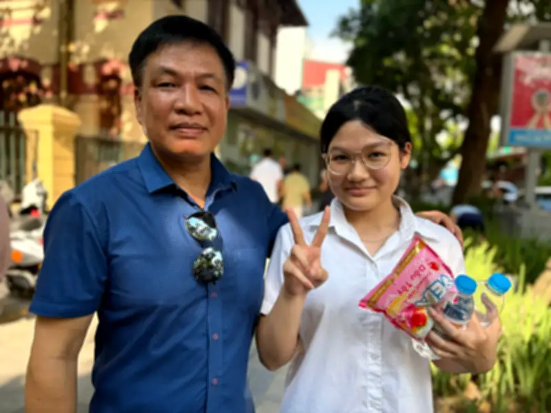 Đề ngoại ngữ lớp 10 không quá khó, thí sinh Hà Nội hối hả rời trường thi
