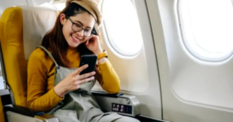 Nguy hiểm khôn lường khi tự nhặt điện thoại rơi trên máy bay