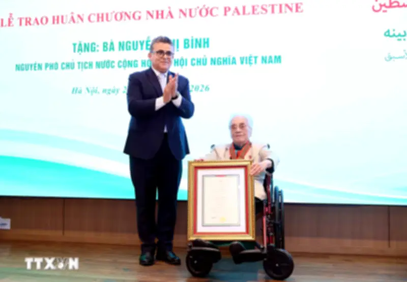 Nguyên Phó Chủ tịch nước Nguyễn Thị Bình nhận Huân chương Ngôi sao Công trạng