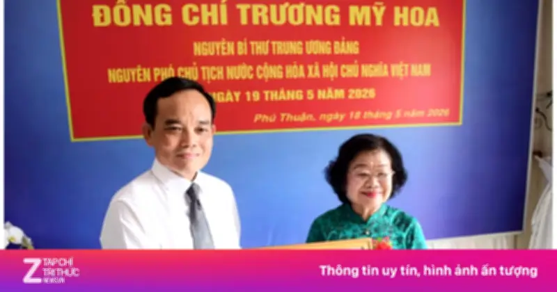 Nguyên Phó Chủ tịch nước Trương Mỹ Hoa nhận Huy hiệu 65 năm tuổi Đảng