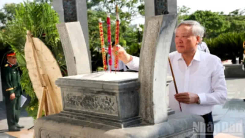 Nguyên Phó Thủ tướng Nguyễn Hòa Bình dâng hương tưởng niệm các anh hùng liệt sĩ tại Đà Nẵng