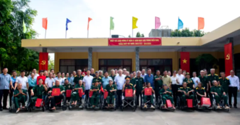 Nguyên Phó Thủ tướng Nguyễn Hòa Bình thăm thương binh tại Long Đất, tri ân anh hùng liệt sĩ
