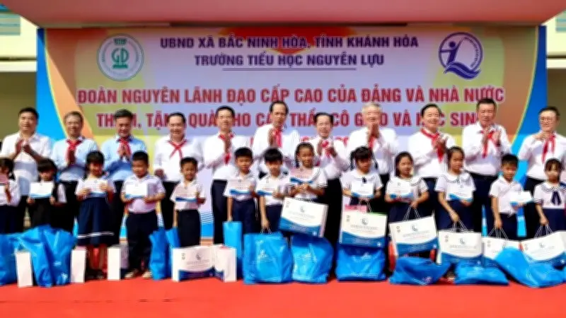 Nguyên Phó Thủ tướng Nguyễn Hòa Bình và Trần Hồng Hà về nguồn tại Quảng Ngãi