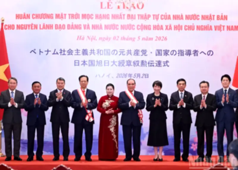 Nguyên Tổng Bí thư Nông Đức Mạnh và nguyên Thủ tướng Nguyễn Tấn Dũng nhận Huân chương Mặt trời mọc