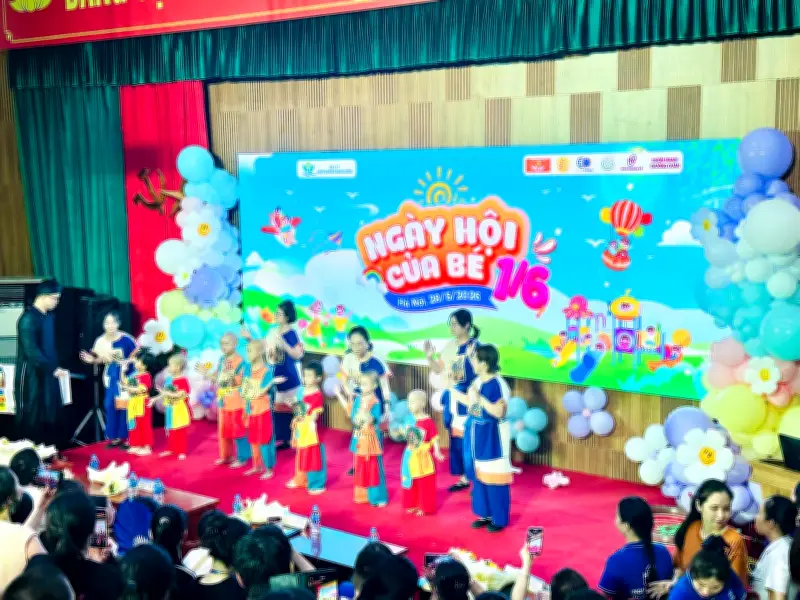 Ngày hội của bé lan tỏa yêu thương, tặng quà cho hàng ngàn bệnh nhi