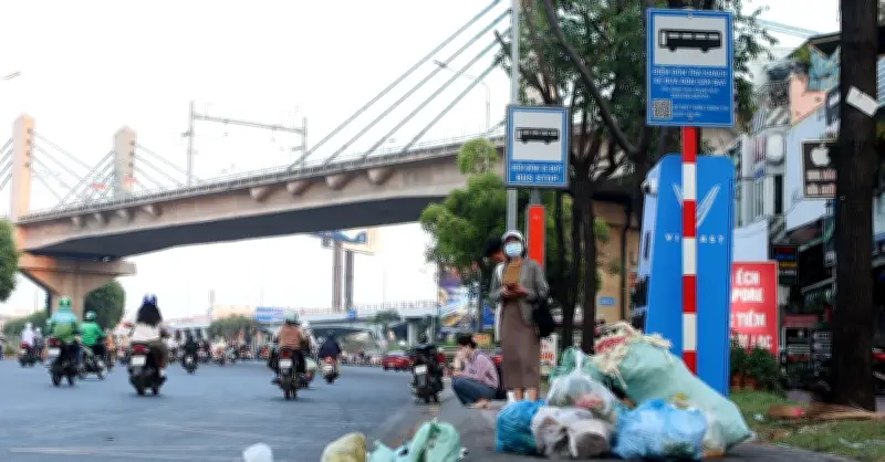 Nhà chờ xe buýt ở TPHCM nhếch nhác kéo dài: Trách nhiệm thuộc về ai?