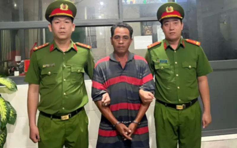 Đánh CSGT bằng ghế nhựa để giúp anh trai say xỉn bỏ chạy