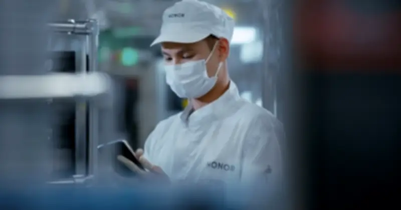 Nhà máy điện thoại HONOR: 85% robot, vì sao không để robot làm bước cuối cùng?