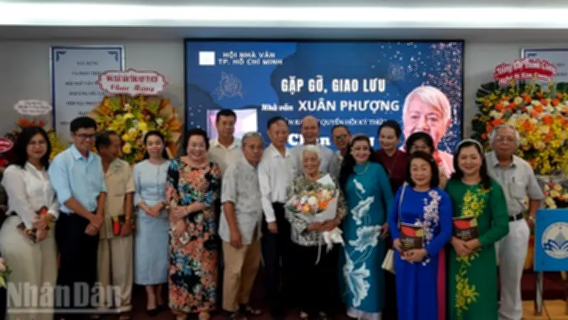 Nhà văn Xuân Phượng ra mắt hồi ký 'Chân cứng đá mềm' ở tuổi gần trăm