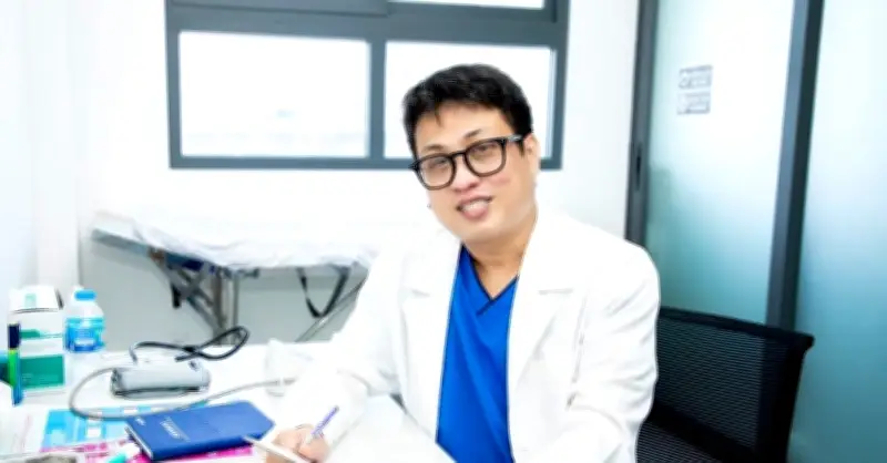 Nhiễm HIV từ năm cuối đại học Y, bác sĩ trẻ thảng thốt: Sao cứ hỏi lấy từ đâu