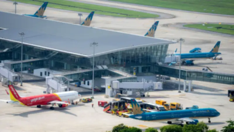 Nhiệt độ mặt bê tông sân bay Nội Bài tới 71°C, người lao động vẫn bám trụ đảm bảo an toàn bay