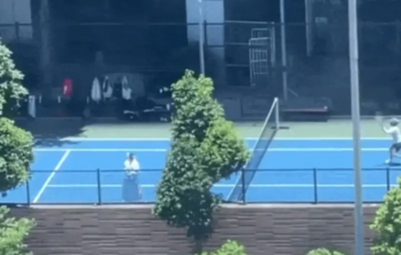Nhóm người chơi tennis giữa trưa nắng 40 độ C gây tranh cãi