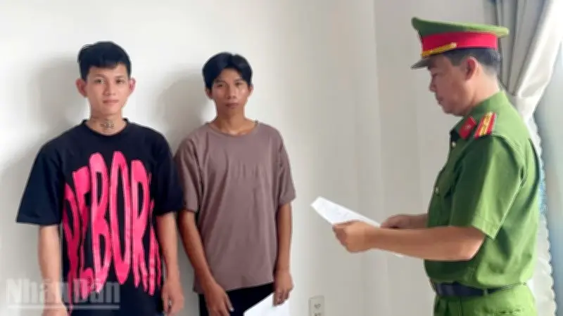 Nhóm thanh thiếu niên ném bình xăng vào nhà người phụ nữ ở Sóc Trăng