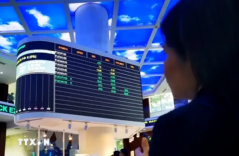 Nhóm tài chính dẫn dắt VN-Index đảo chiều tăng hơn 16 điểm