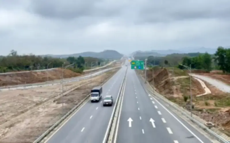 Nhóm trẻ có hành vi nằm trên mặt đường cao tốc gây nguy hiểm