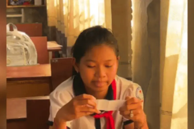 Nhận thư tay từ cô giáo, học sinh lớp 5 xúc động rơi nước mắt