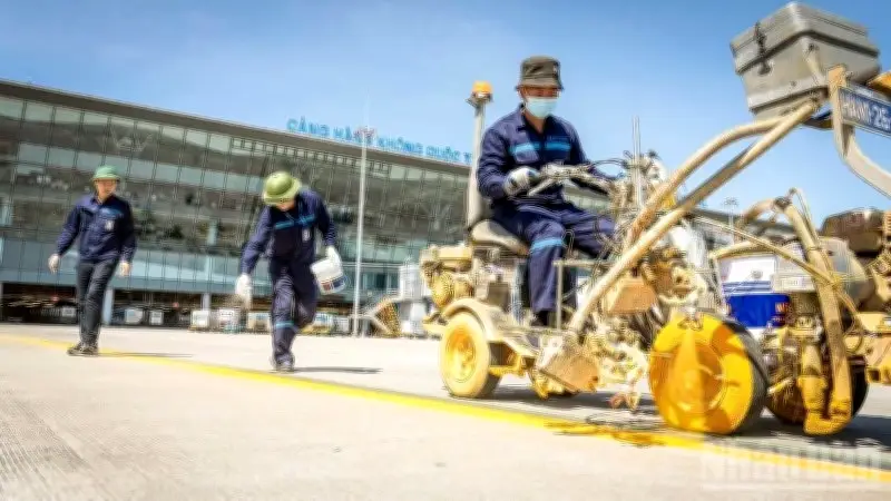 Nhân viên khu bay Nội Bài làm việc dưới nền bê-tông 71 độ C