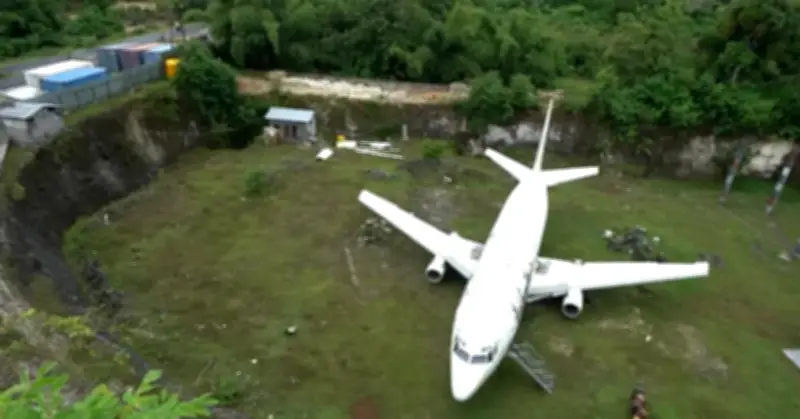Những chiếc Boeing 737 bị bỏ hoang giữa mỏ đá và ven đường ở Bali
