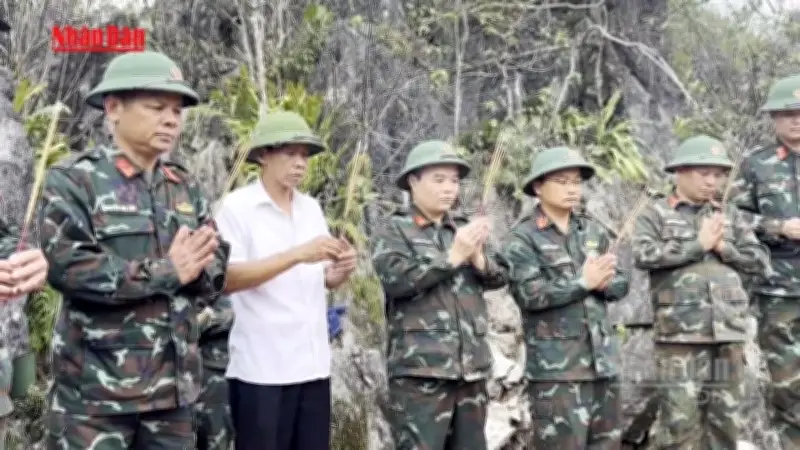 Những người lính lặng thầm tìm hài cốt liệt sĩ nơi biên giới