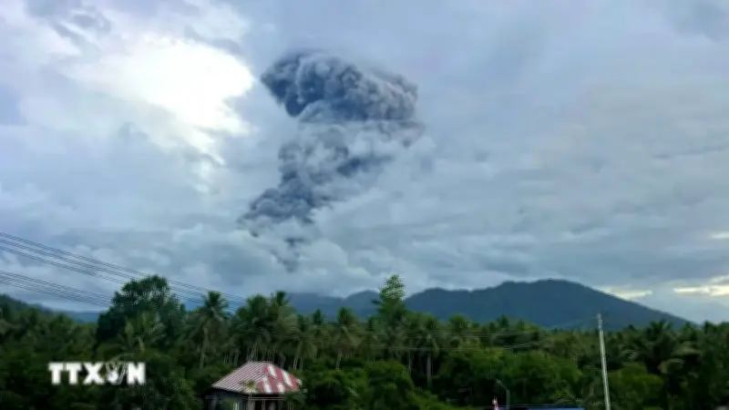 Núi lửa Dukono tại Indonesia phun trào, 20 người mất tích