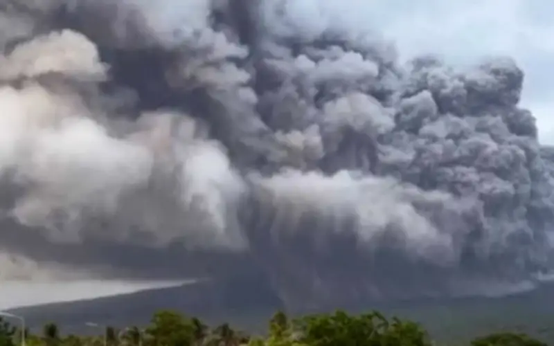 Núi lửa Mayon phun trào gây hỗn loạn tại Philippines, hàng trăm nghìn người bị ảnh hưởng