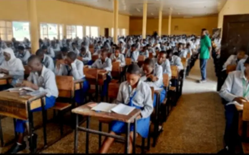 Nigeria siết chặt chống gian lận thi cử: Kiểm tra tóc giả, cấm áo có chữ