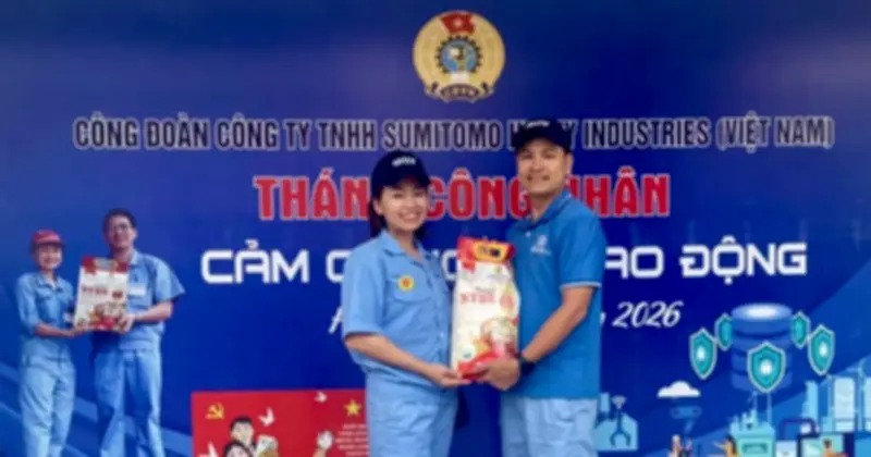 Niềm vui sau kỳ nghỉ lễ: Công nhân bất ngờ nhận quà gạo ST25