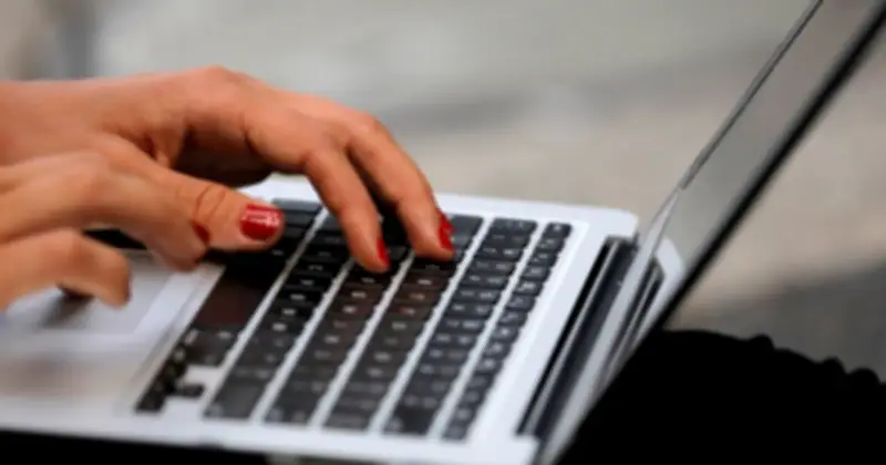Nên chọn laptop vỏ kim loại hay nhựa? Tản nhiệt và hiệu năng là yếu tố quyết định