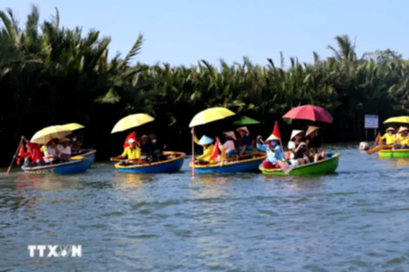 Đà Nẵng lênh đênh thuyền thúng trong ngôi làng đẹp nhất thế giới