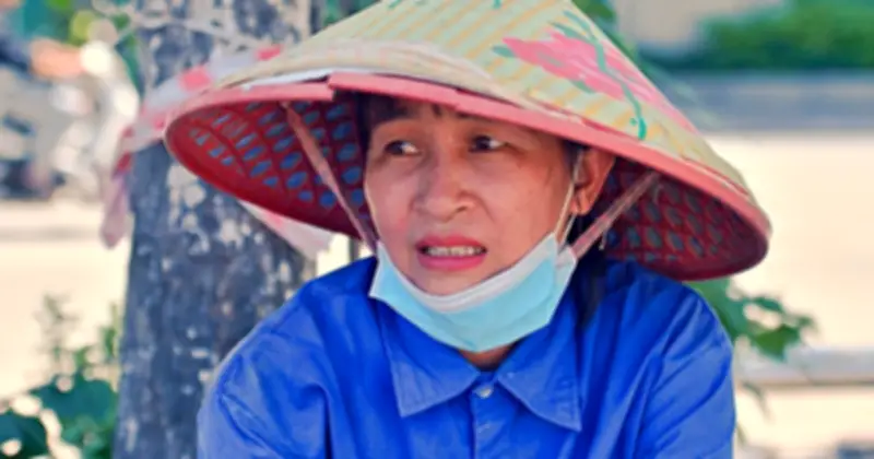 Nắng nóng 50 độ C ở Hà Nội, người lao động vất vả mưu sinh