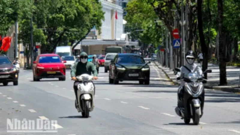 Nắng nóng gay gắt 40 độ C bao trùm Hà Nội, người dân vật lộn chống chọi
