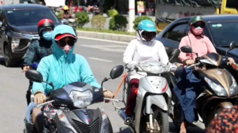 Nắng nóng gay gắt ở Bắc Bộ và Trung Bộ, có nơi trên 40 độ C