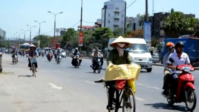 Nắng nóng gay gắt diện rộng từ Bắc vào Nam, nhiệt độ có nơi trên 38 độ C