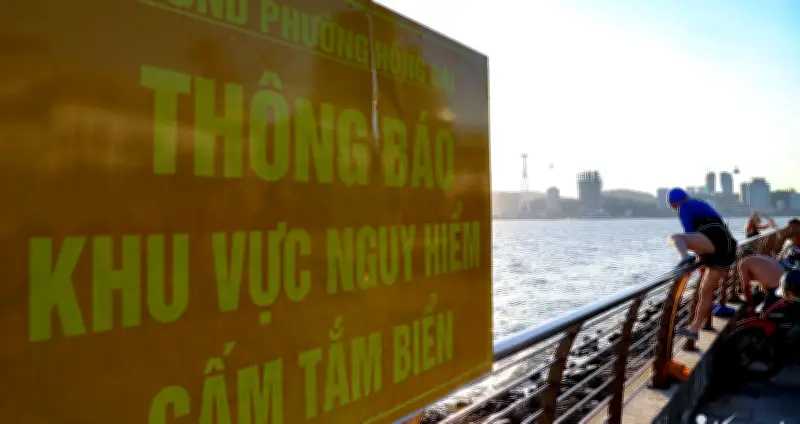 Nắng nóng hầm hập, người dân chui rào treo thang dây tắm biển ở khu vực cấm
