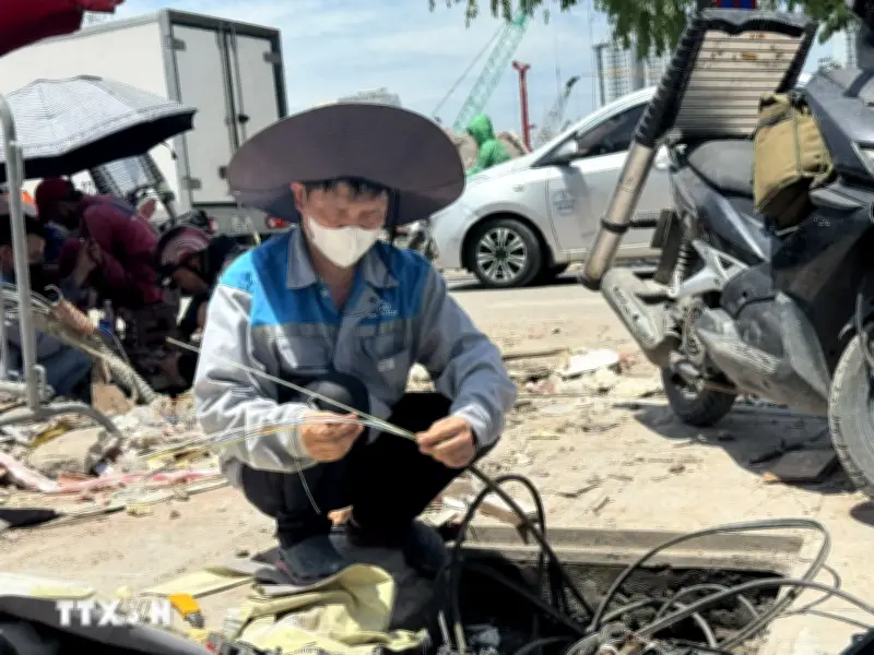 Nắng nóng đỉnh điểm bao trùm Hà Nội, lao động ngoài trời oằn mình mưu sinh