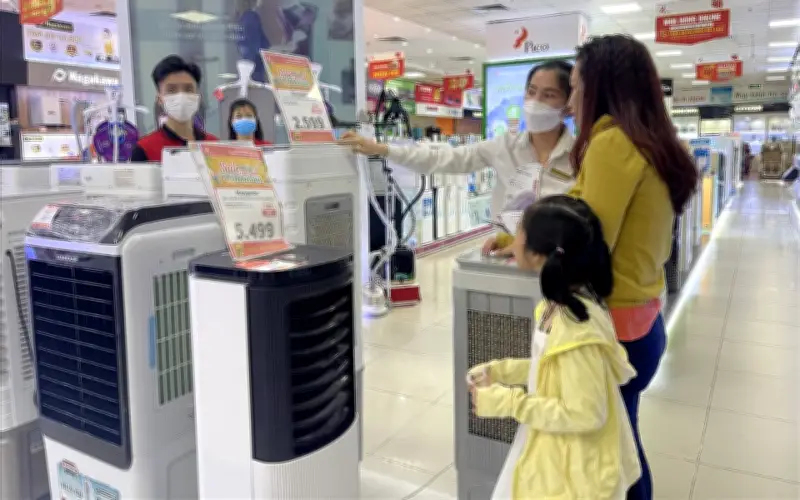 Nắng nóng đỉnh điểm, người dân Hà Nội đổ xô mua quạt tích điện và điều hòa