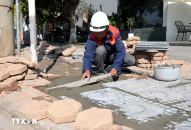 Nắng nóng trên 40 độ C, sinh hoạt người dân nhiều tỉnh bị đảo lộn