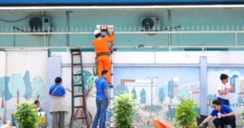 Nắng nóng đầu hè và những người thầm lặng giữ dòng điện cho TP.HCM