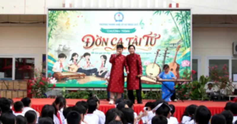 NSƯT Kim Tử Long cùng con trai tái diễn cải lương kinh điển tại trường học