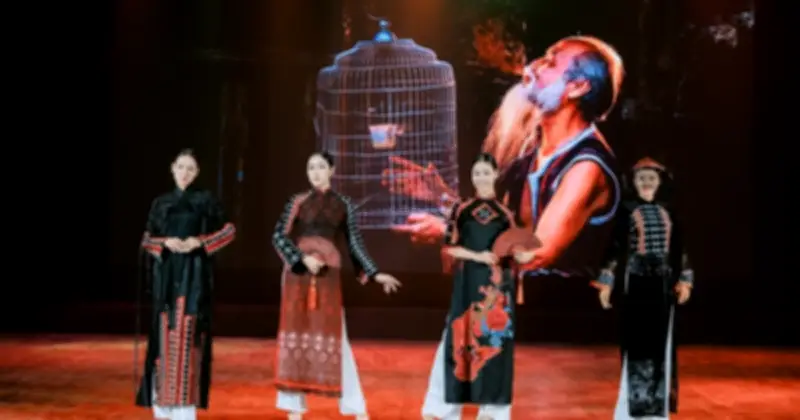 NTK Viết Bảo đưa chất liệu zèng A Lưới lên áo dài Huế tại triển lãm